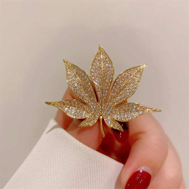 

CC Shining Coat Pins Maple Leaves Shape Trendy Brooches Full of White Zirconia Metal Pin Temperament Corsage Scarf Clasp B172