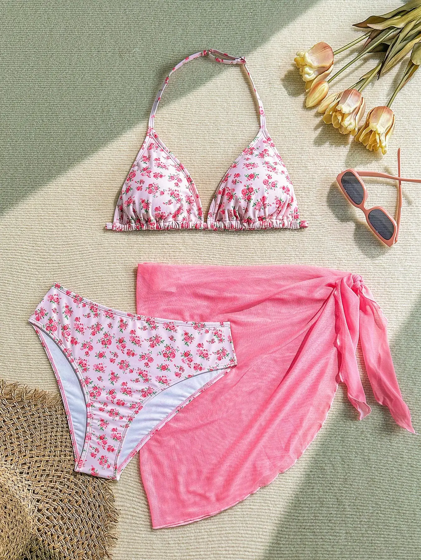 

Розовый комплект бикини с цветочным принтом и накидкой