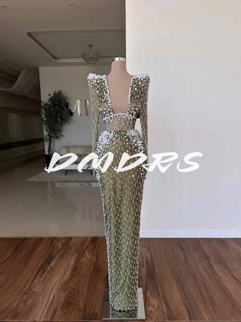 

Gorgeous Pearls Sexy Cut Out Evening Dress Richly Straight Long Sleeves Cocktail Gown Women Wedding Party Customized Prom Wear