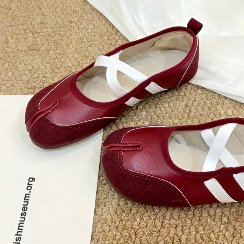 Damen Split-Toe Ballettschuhe aus PU-Leder mit gekreuztem elastischem Riemen, Mary Jane Schuhe, Retro-Flats mit weicher Sohle für den täglichen Gebrauch. – Detail 2