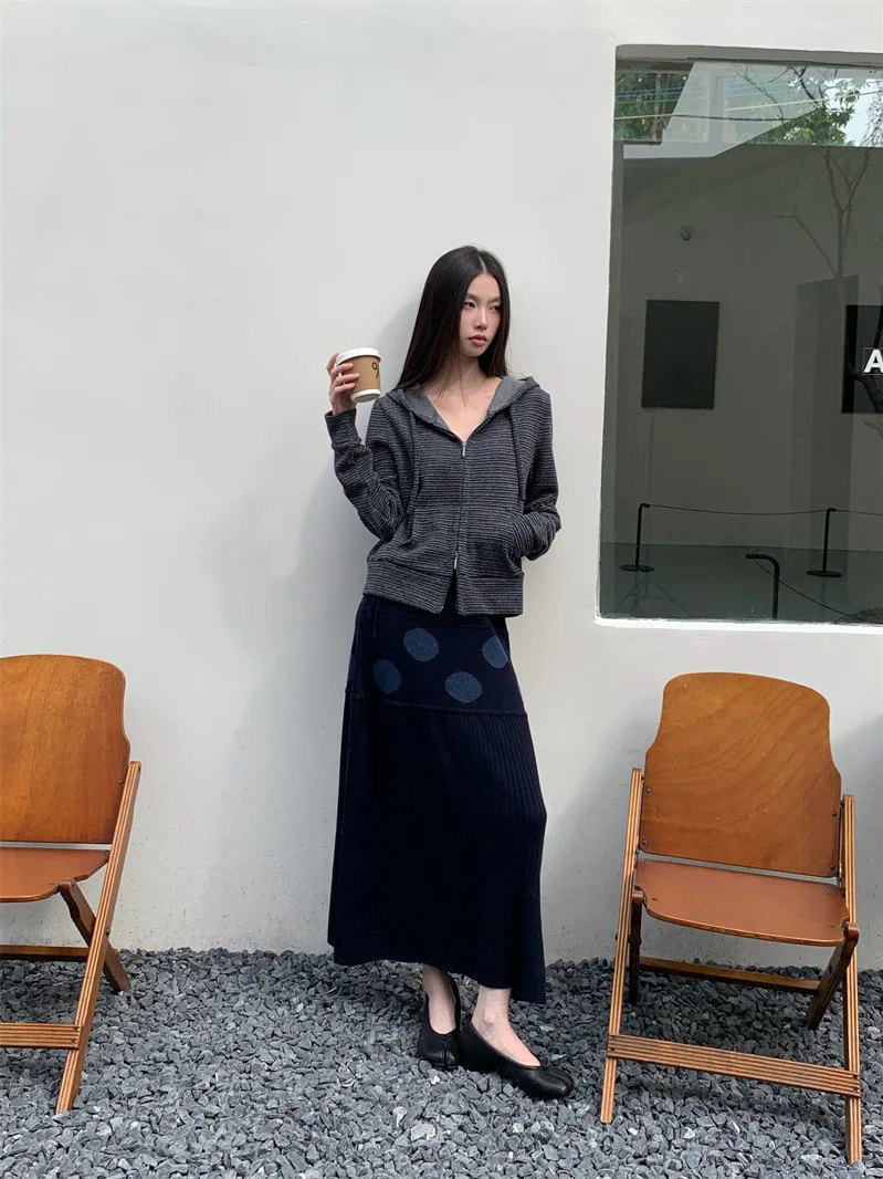 

Кардиган-худи классического базового кроя с низкой насыщенностью цвета, двухцветный, вязаный, укороченный, от Honey Peach