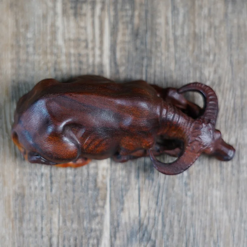 

Natural lightning-struck peach wood "Twisting the Universe" green ox -held pendant, hand-carved wooden ornament