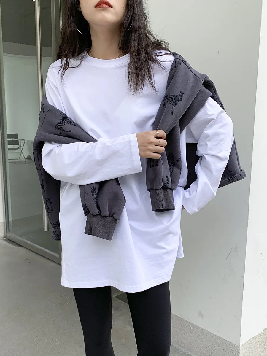 Damen-T-Shirt im koreanischen Stil, mit Rundhalsausschnitt, langen Ärmeln, lockerer Passform, mittellanger Länge, seitlichem Schlitz, Basic-Design, Oversize-Schnitt, lässiges, schlichtes Oberteil, ideal als Unterhemd. – Detail 2