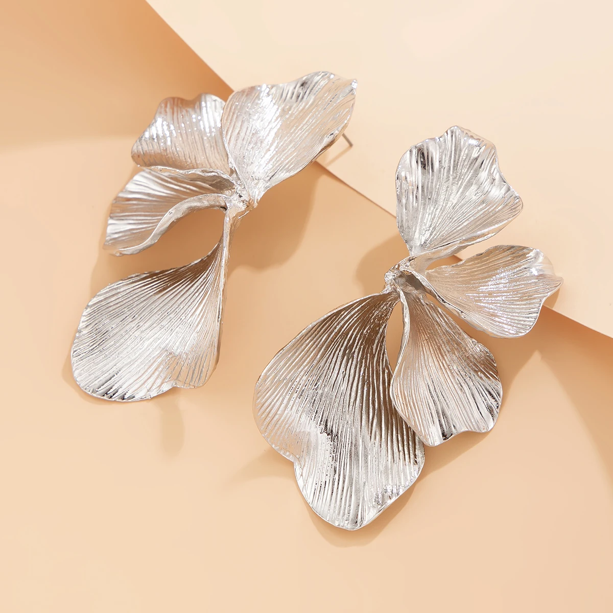 Salircon Exaggerated Metal Plant Tree Leaf Earrings for Women New Gold Color Petal Pendant Earrings 2024 Party Ear Accessories
