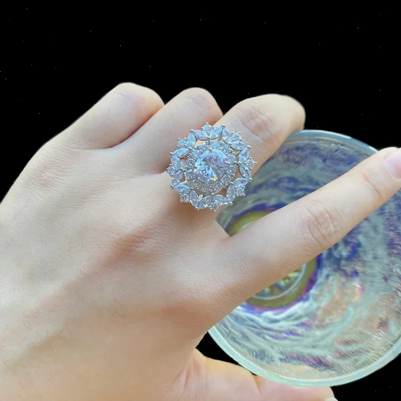 

MDL Moissa!ite style as the Korean star on the catwalk is a luxurious and sparkling horse's eye set in 18K white gold.