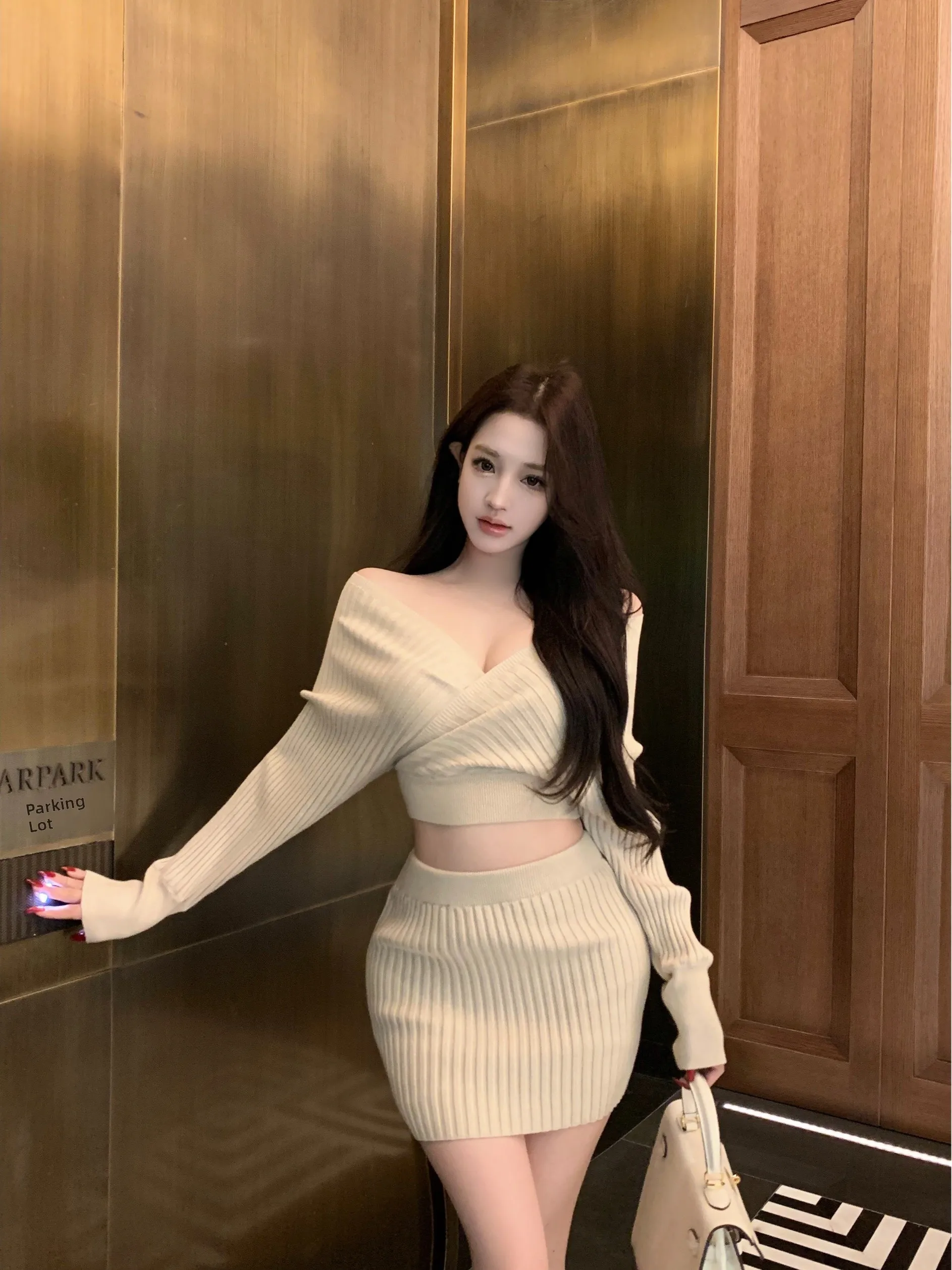 

Fashionable Knitted Set Women's One-Shoulder V-Neck Long Sleeve Top High-Waisted Short Skirt Spring 2026 New Arrival