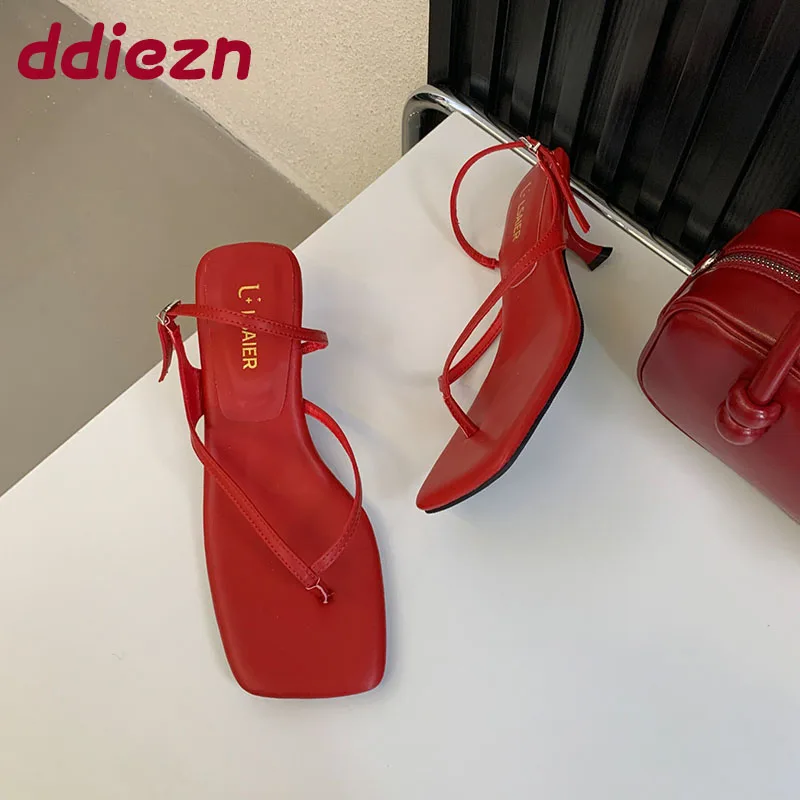 

Модные женские босоножки на каблуке с квадратным носком, женские шлепанцы, весна-лето, женские сандалии на среднем каблуке с пряжкой, туфли-лодочки