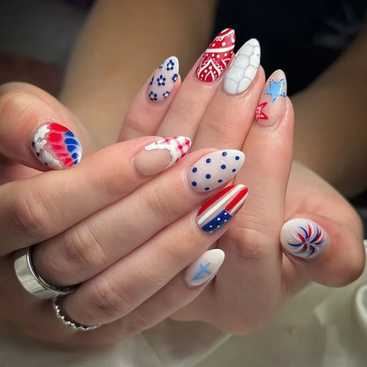 

24PCS Almond Fake Nails with Y2K Star Flag Dot Accents Bold Press on Nails American Style Nail Art for Women Girls Wear Manicure