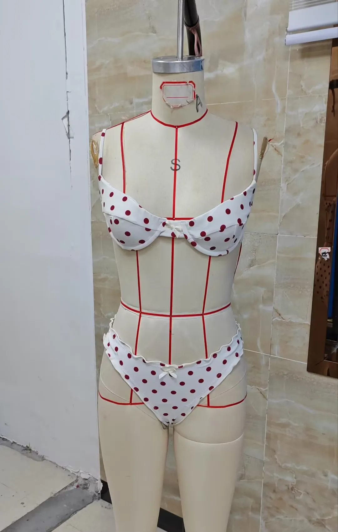 

Women's Dot Print Bikini Set V-Neck Bra Low Waist Swim Briefs with Bow Accent Two-Piece Swimsuit