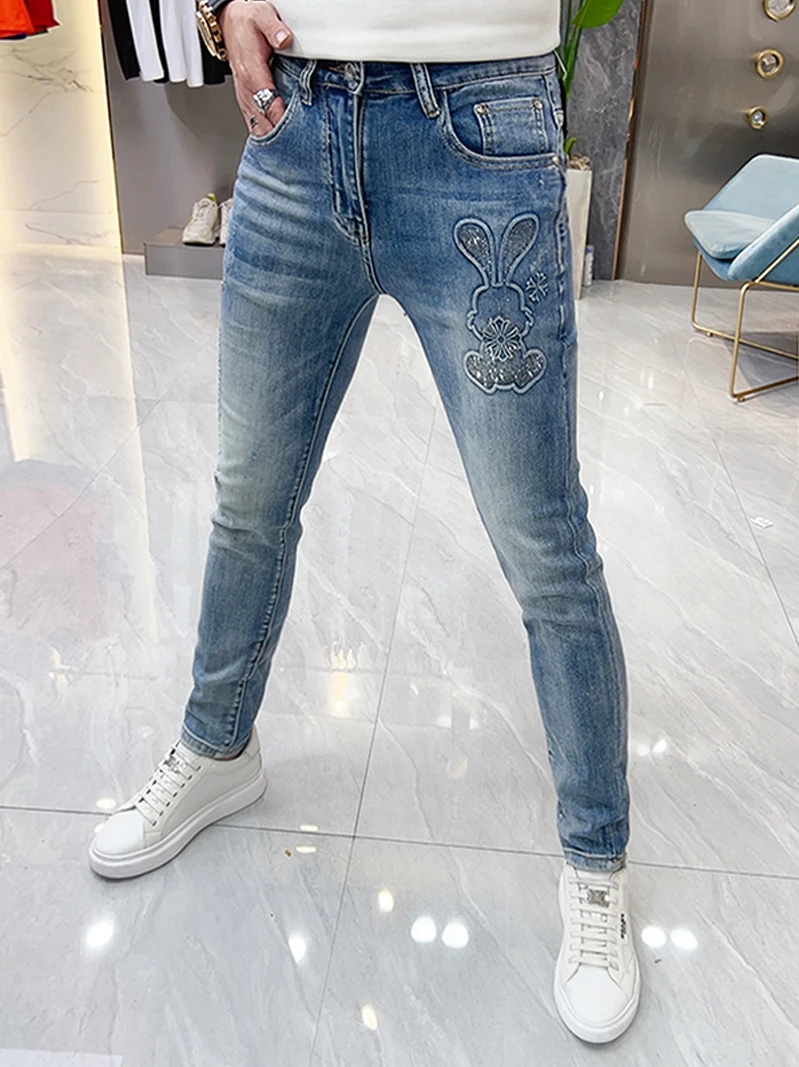 

Мужские джинсы Slim Fit с декором из страз в виде кролика, модные, универсальные, светлые, повседневные, длинные брюки со средней талией, на молнии, лето 2023