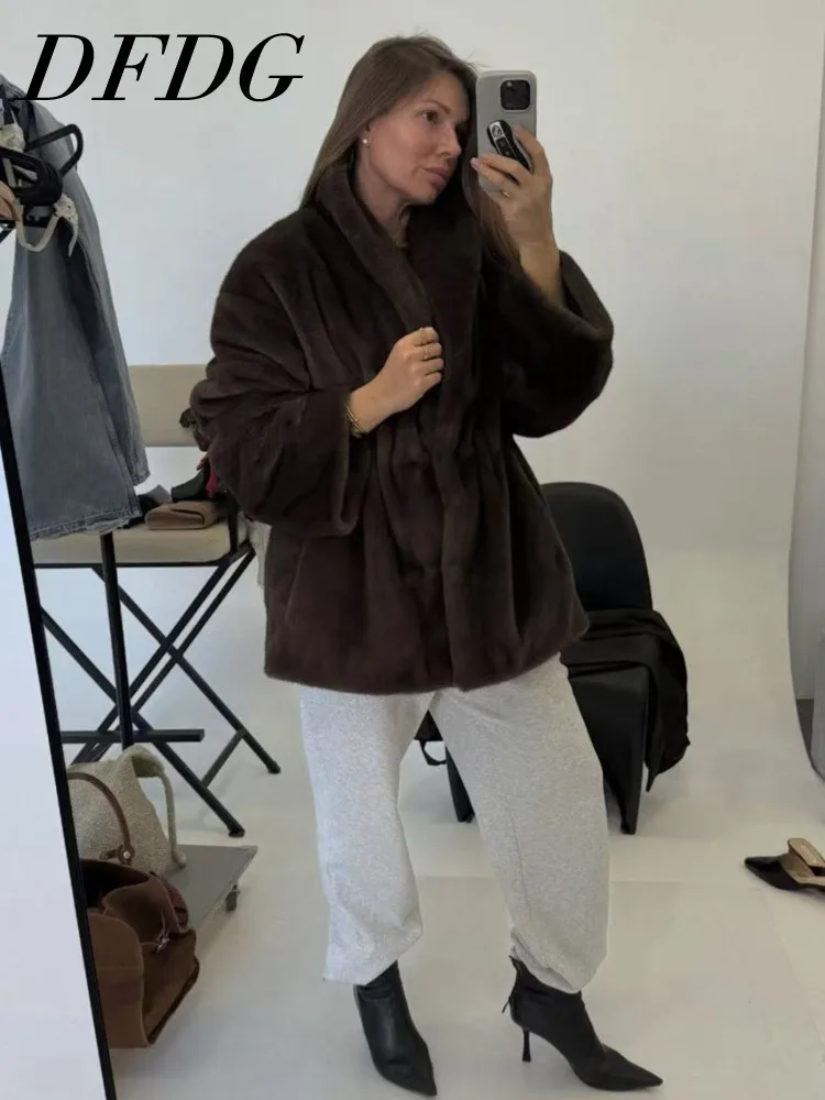 เสื้อโค้ทขนเฟอร์เทียมสไตล์เรียบง่ายสำหรับผู้หญิง DFDG คอลเลคชั่นฤดูใบไม้ร่วง-ฤดูหนาว ปี 2025 ปกตั้ง แจ็คเก็ตขนเทียมหนานุ่ม ดีไซน์เนอร์แบรนด์ดัง เสื้อคลุมกันหนาว