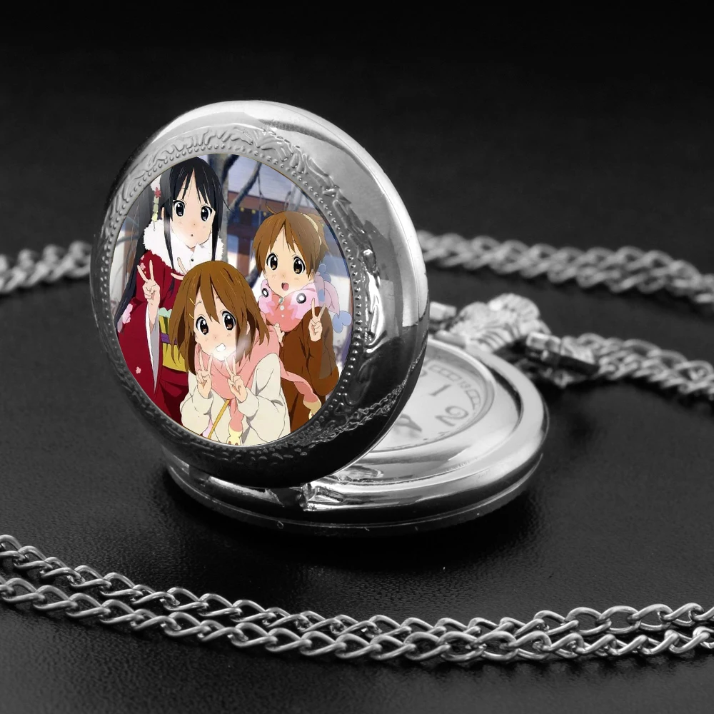 Anime K-On! Orologio da tasca al quarzo nero con cupola in vetro con quadrante con numeri arabi e catena resistente, regalo retrò per uomini e donne