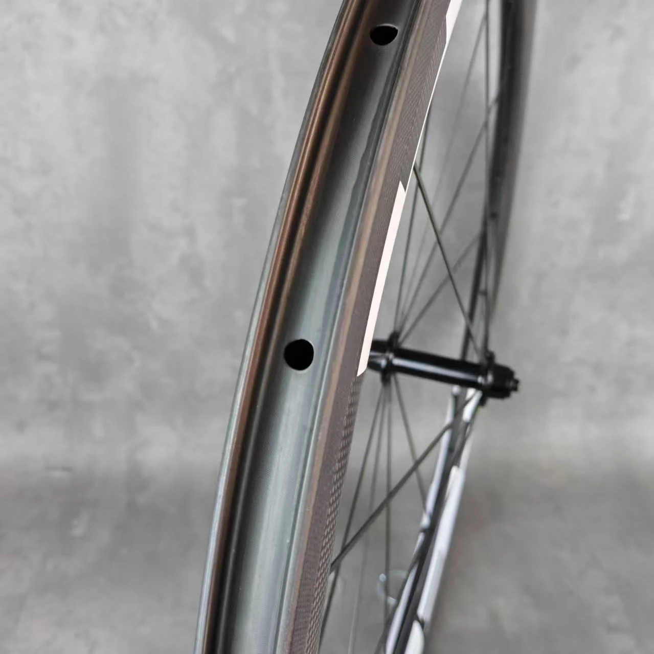 Koła karbonowe 700C do roweru szosowego, hamulce V-Brake, wysokość obręczy 50/60mm, szerokość 25mm, opona clincher, wykończenie 3k matowe/błyszczące, piasta R13, 11-12 biegów, możliwość personalizacji logo. — zdjęcie 5