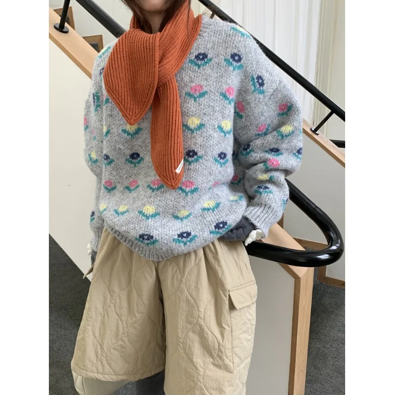 เสื้อสเวตเตอร์ไหมพรมทรงหลวม แขนยาว ลายปักดอกไม้สไตล์เรโทรสุดชิคสำหรับผู้หญิง แฟชั่นฤดูหนาว เสื้อคลุมสไตล์สตรีท