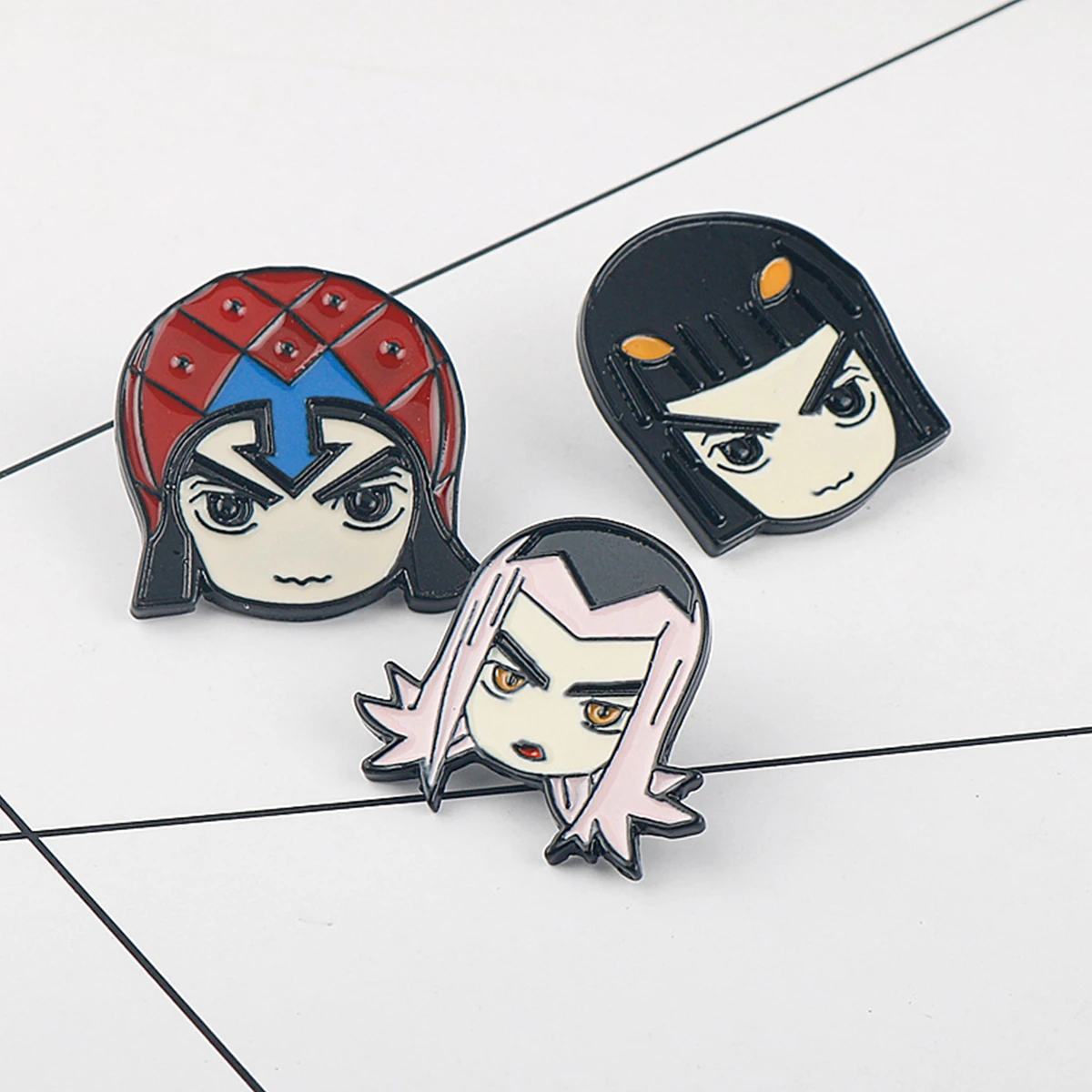 Anime JOJOS Spilla smaltata Cartoon simpatico personaggio Distintivo in metallo Zaino con risvolto Cappello Spilla Cosplay Abbigliamento Accessori gioielli Regali