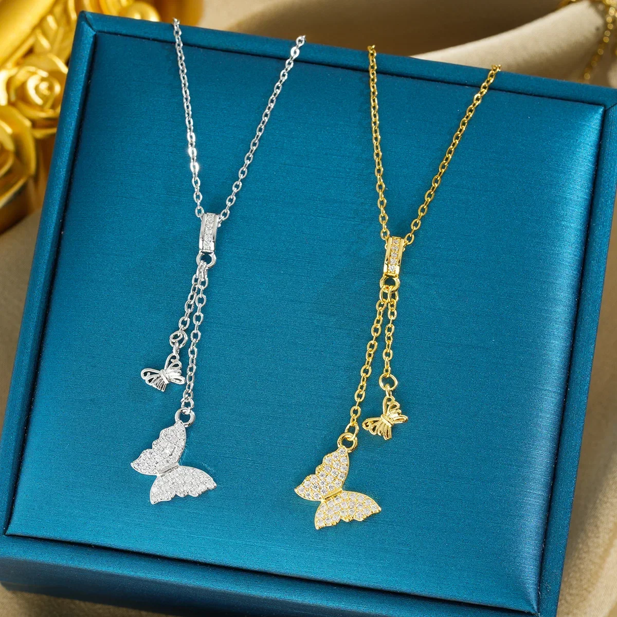 Deze twee vlinders zijn zeer delicaat. De nieuwe zomerketting van titanium staal met kwastjes en vlinder is een veelzijdige vrouw.