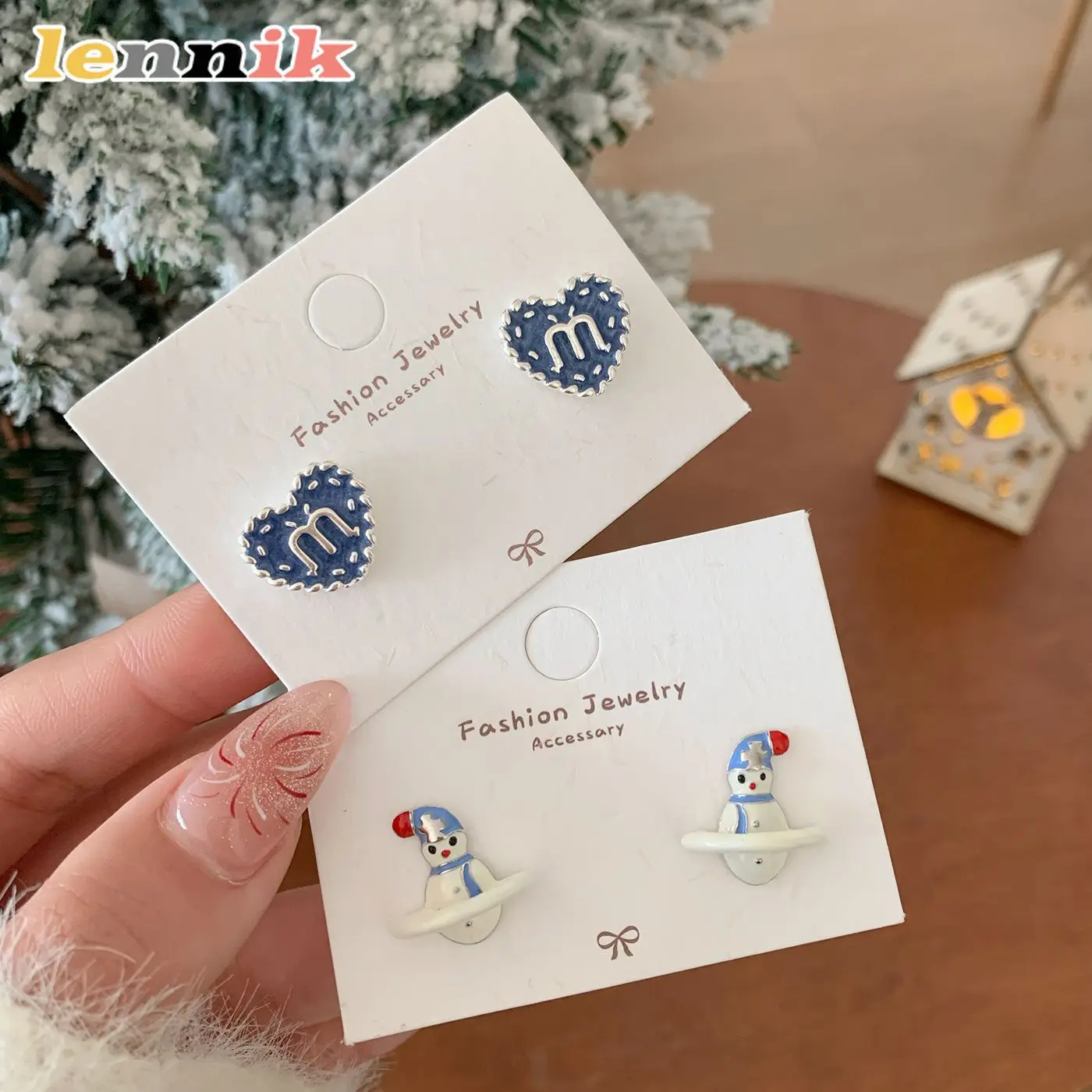 LENNIK Winter-Weihnachts-Schneemann-Ohrringe – blaues Denim-Herz, silberne Nadel, niedlicher festlicher Vibe, minimalistischer Schmuck für Frauen