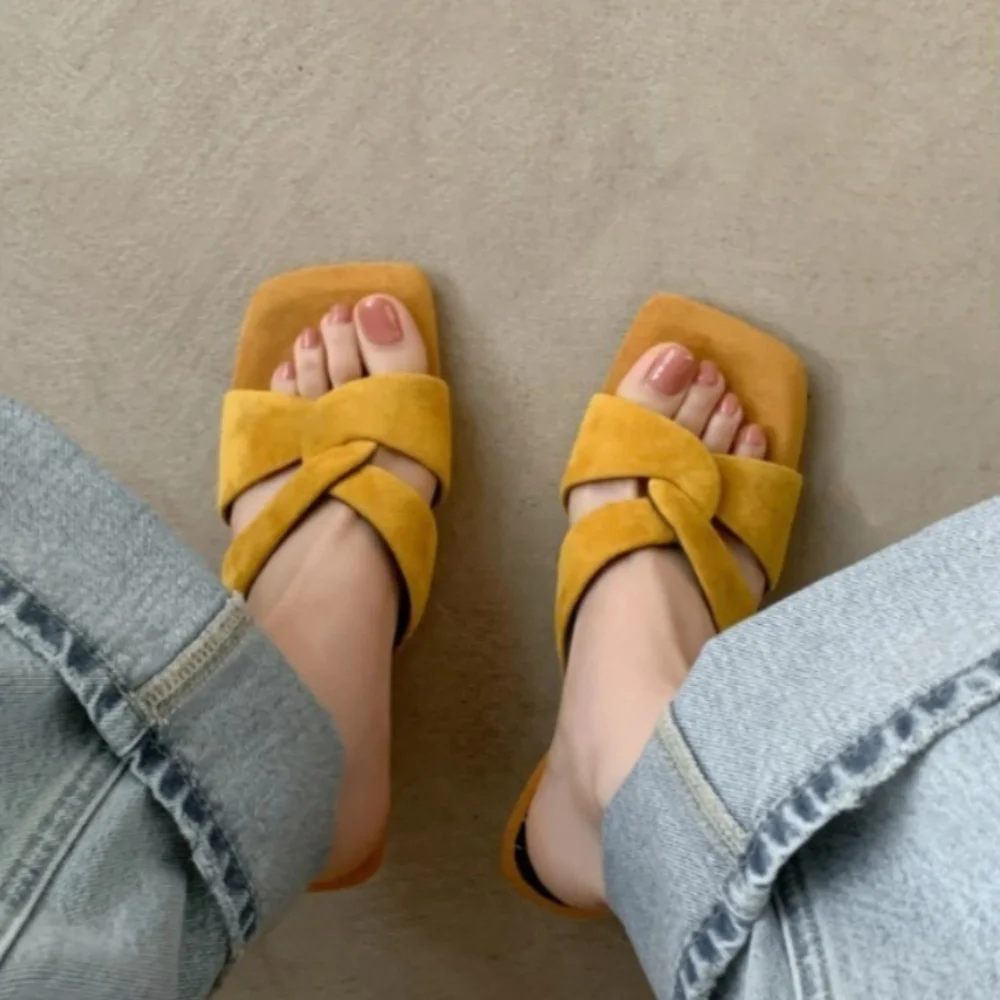 Französische offene Zehenpartie, gedrehter Keilabsatz, gerade Pantoletten, 2026 neue Damen-Sommer-Sandalen mit eckiger Zehenpartie – Detail 5