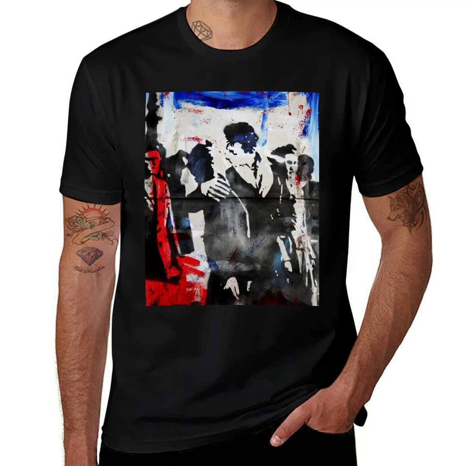 

Robert Doisneau's famous kiss, one of the most iconic photos, reproduced by Fausto Novelli F&N T-Shirt