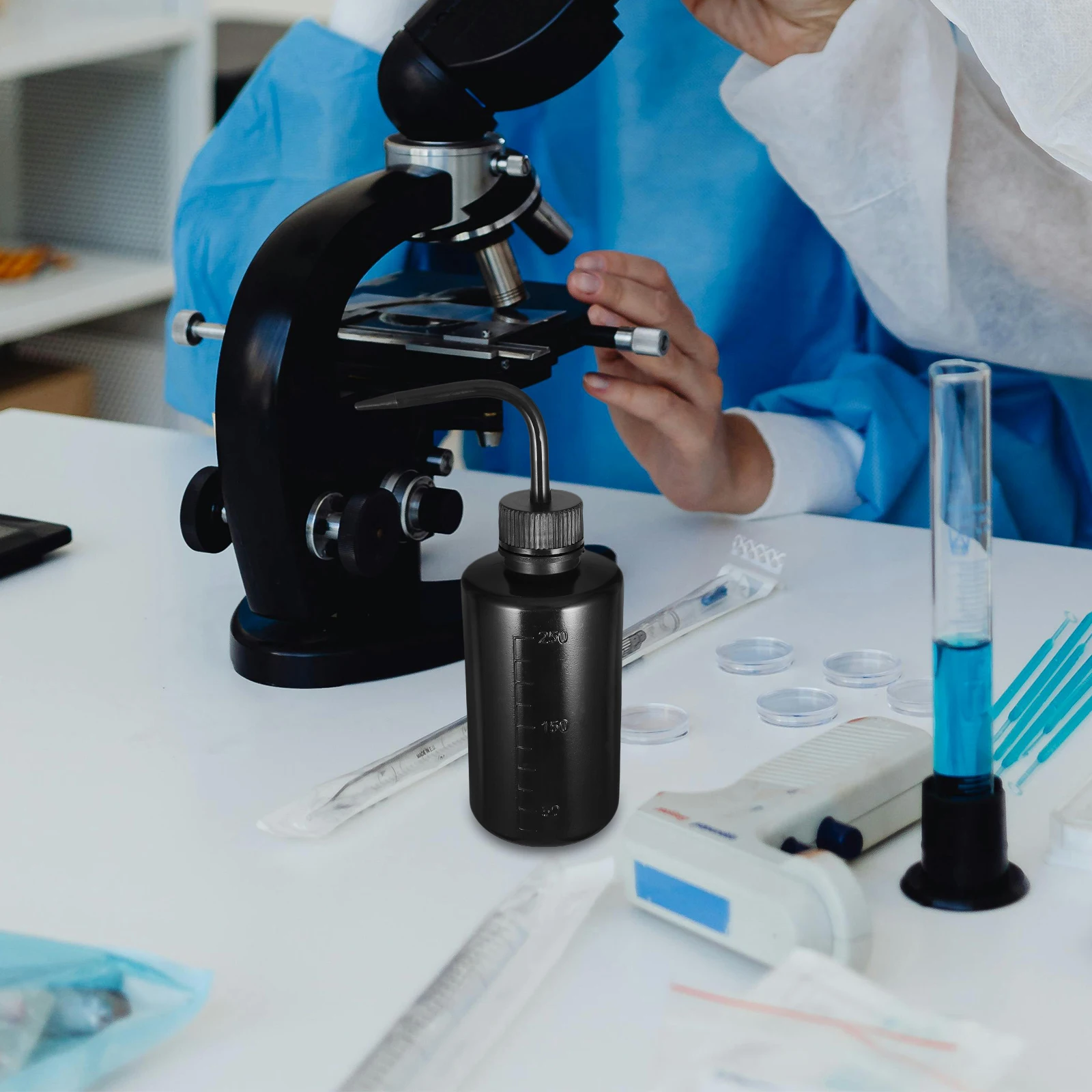 

4Pcs Wash Bottle 250ml Portable Narrow Mouth Plastic Bendable Spout Graduated Lab Washing Bottle for Liquid Flow Control