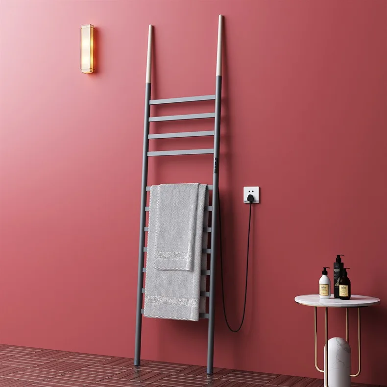 Traditioneller silberner Handtuchhalter mit goldener Heizung. Eleganter Badezimmer-Handtuchwärmer für den bequemen Gebrauch