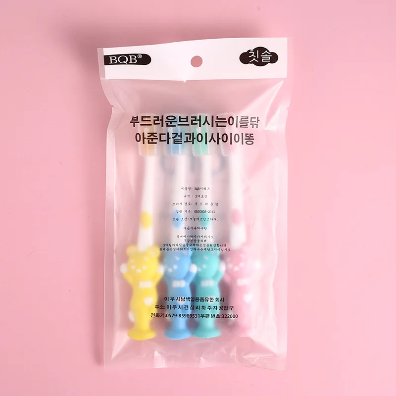 مجموعة فرش أسنان للأطفال ذات شعيرات ناعمة مكونة من 4 قطع - قاعدة كوب شفط وأغطية سفر بتصميم أرانب ودببة