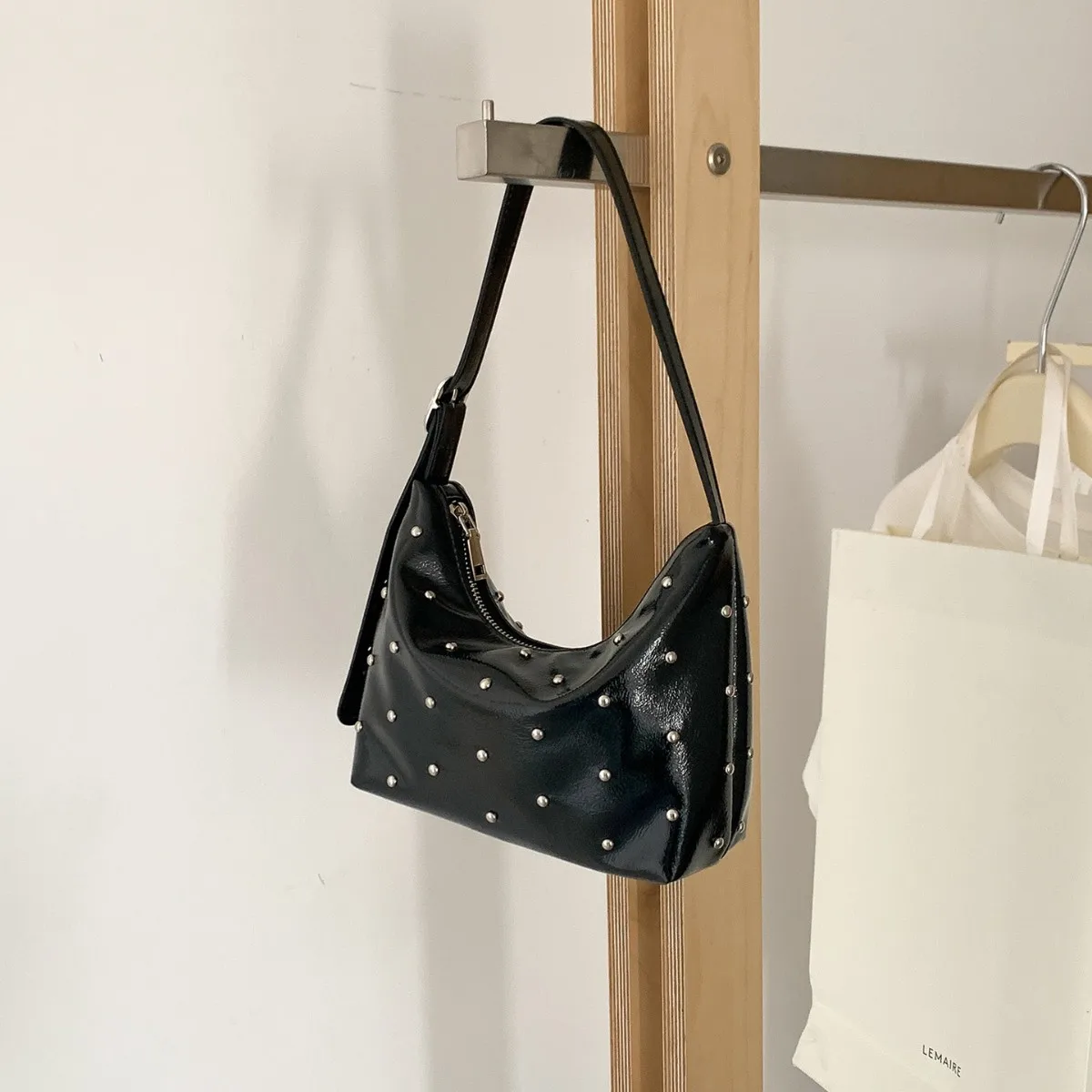 bolsa-de-ombro-de-couro-pu-feminina-nova-moda-coreana-retro-rebite-pequena-bolsa-quadrada-feminina-casual-simples-cor-solida