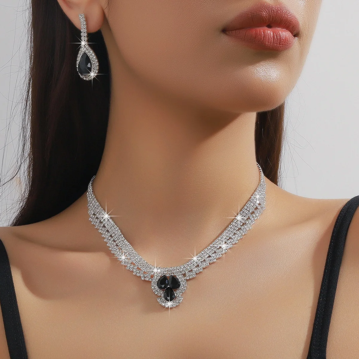 

2025 Fashionable Simple Design Shiny Water Drop Shaped Bridal Necklace Earring Sets Suitable For Woman Wedding Party Gifts