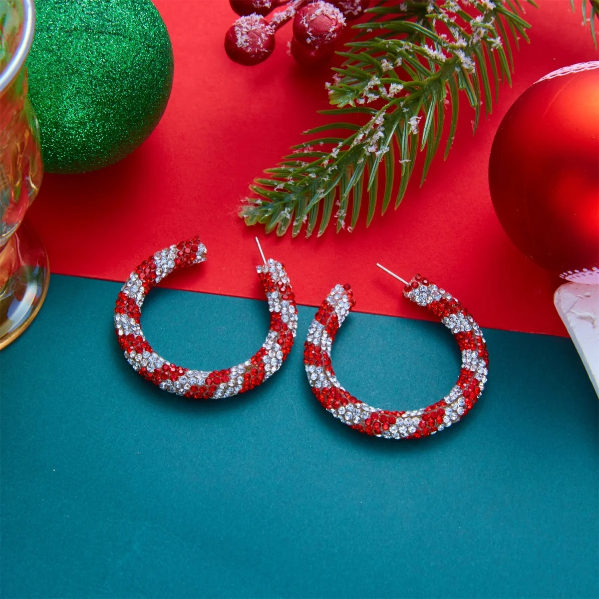 Weihnachtliche, farbenfrohe Ohrringe mit Strasssteinen und Kreolen für Damen, rot-grün, mit Kristallbesatz, runde Kreisohrringe, Schmuckgeschenk zum neuen Jahr. – Detail 9