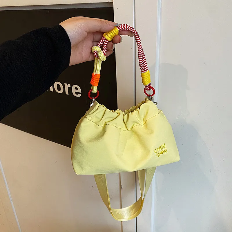 Damen-Umhängetasche mit gerafften Schulterträgern, kleine Handtasche für Handy und Geldbörse, schick und lässig, geeignet für den täglichen Arbeitsweg, Wochenendausflüge und Freizeit.
