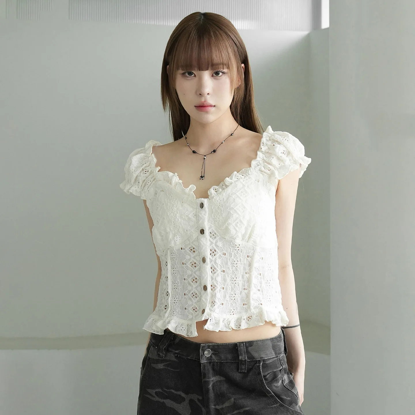 

Женская укороченная блузка с кружевными вставками и рюшами, рукавами-крылышками, на пуговицах спереди, приталенная, в стиле Y2K, кокетливая, повседневная, винтажная