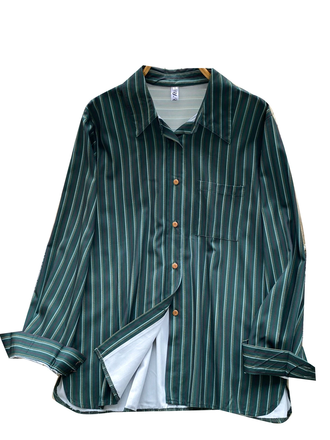 ゆったりとしたカジュアルなロングスリーブのレディース服、韓国風のファッショナブルな襟付きシングルボタンストライプトップス、通勤に最適