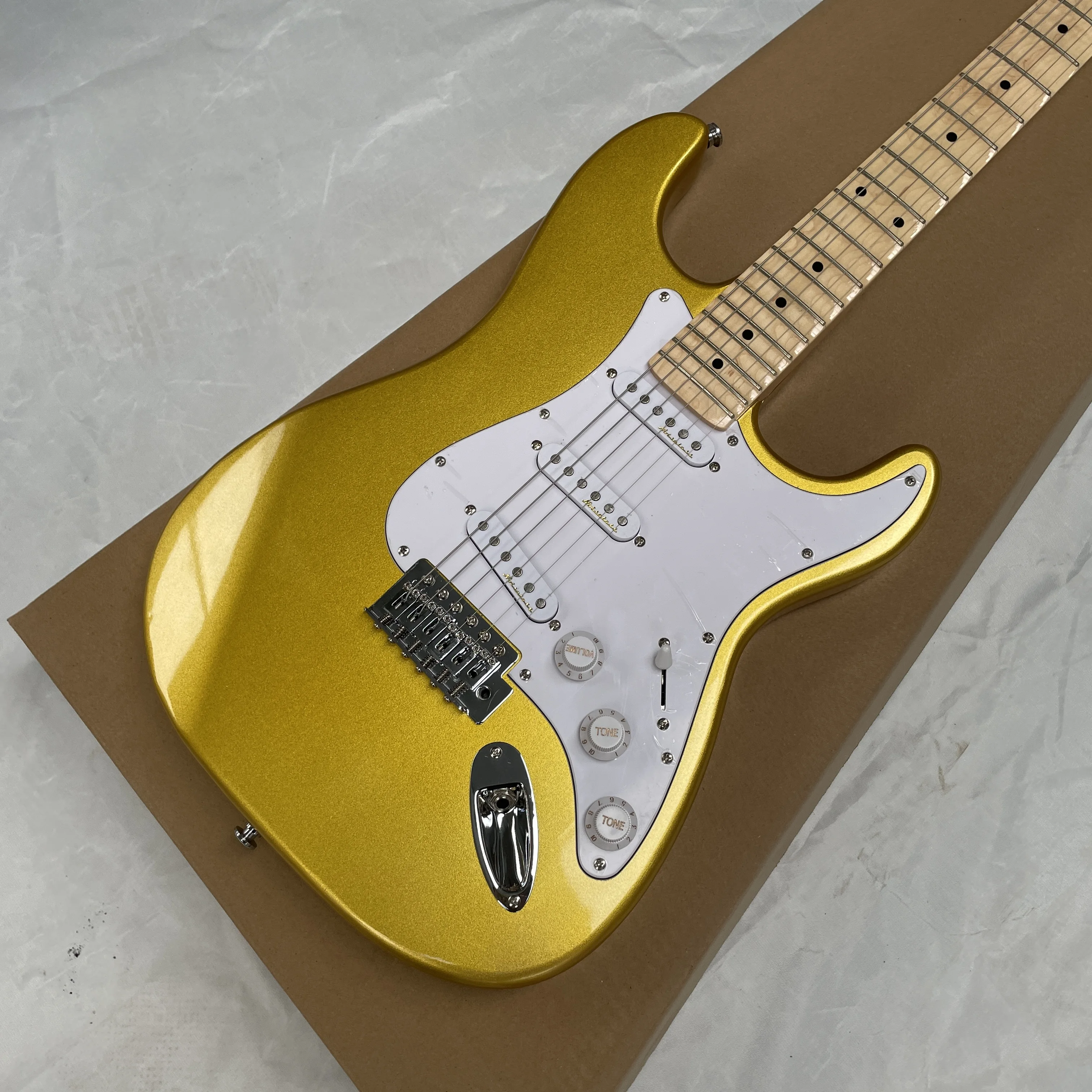 Guitarra eléctrica lacada en rosa con baño de oro, guitarra eléctrica con pastillas de bobina simple, guitarra eléctrica con herrajes plateados