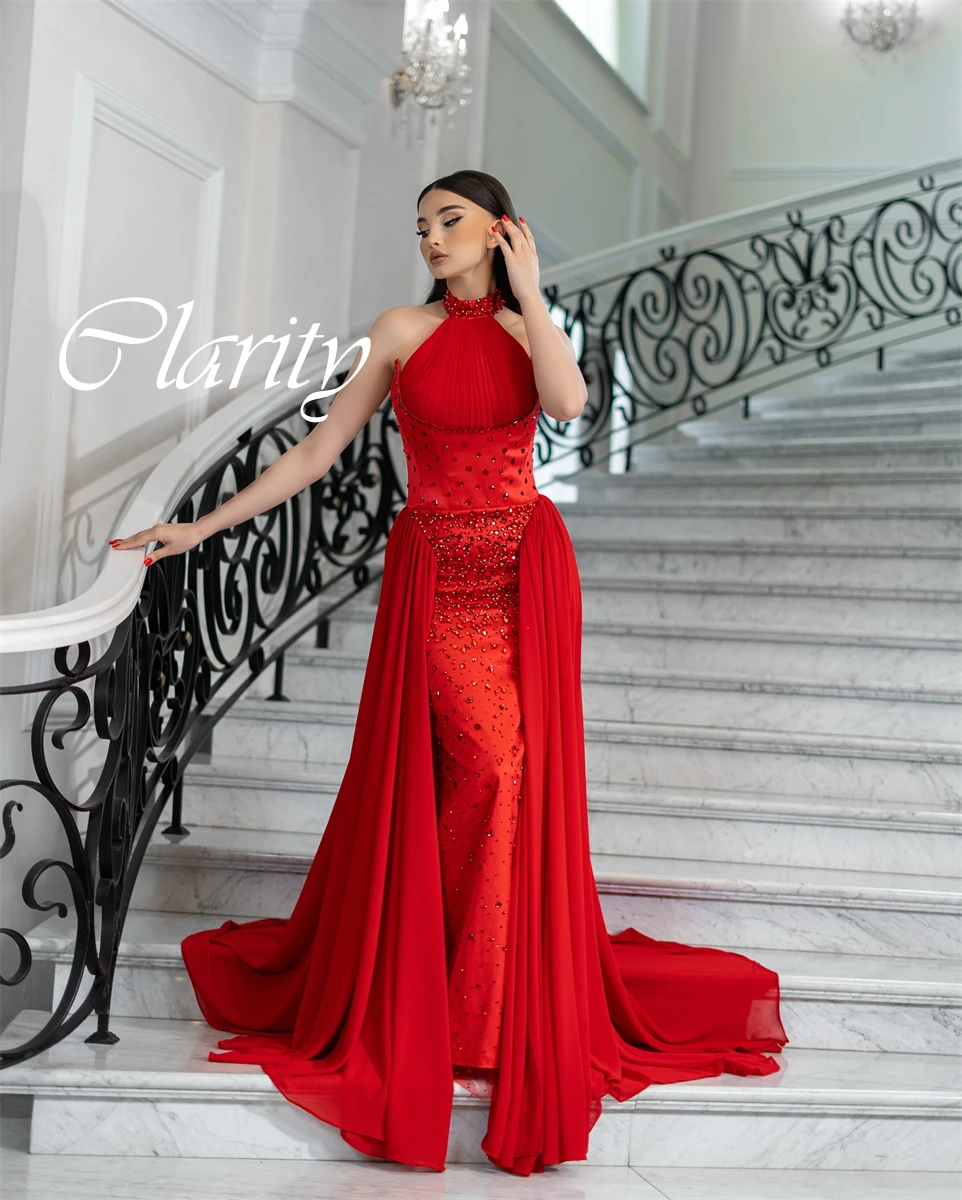 Maßgeschneidertes zartes rotes Satin-Abendkleid, exquisites Neckholder-ärmelloses Kristall-Abschlussballkleid, Kapellenschleppe, Partykleid mit Reißverschluss hinten