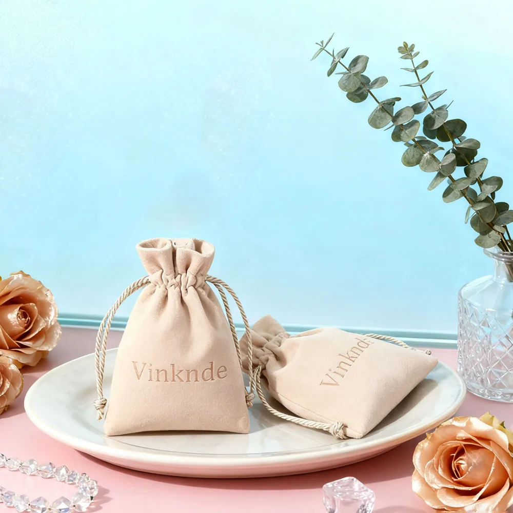 

100 шт., индивидуальный логотип, брендовый свадебный органайзер для конфет, сумка для подарков, сумка из микрофибры, дорожное ювелирное кольцо, ожерелье для хранения, маленькая подарочная сумка