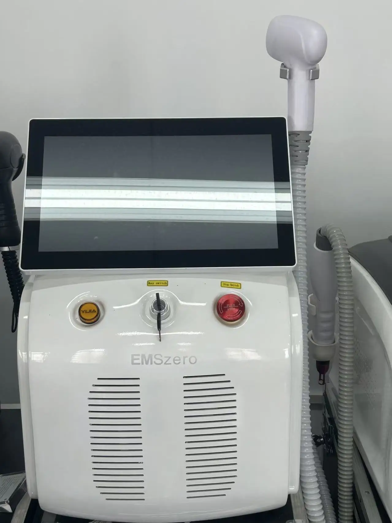 

808 Hair Removal Device Diode Laser 3 Wavelengths 4000W High Power 755nm 808nm 1064nm Painless Permanent Hair Removal