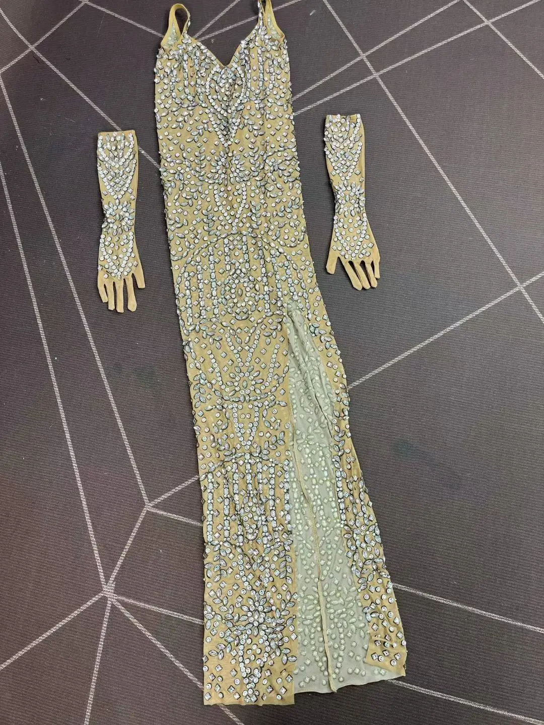 فستان سهرة فاخر من Xingyunzuan فضي كامل الماس ومنظور شبكي مع قفازات للحفلات الراقصة وحفلات الزفاف وحفلات الزفاف #6