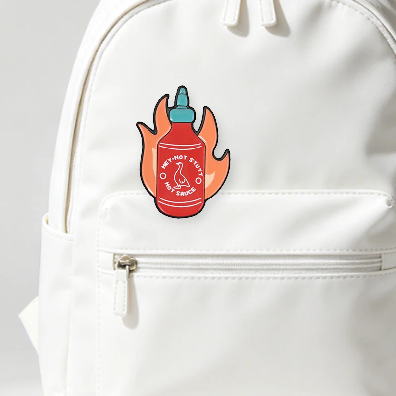 Hot Stuff Hot Sauce Flasche Cartoon Emaille-Pin Rote Saucenflasche & Orange Flammen Brosche Taschen-Anstecknadel Schmuck Geschenk für Freunde