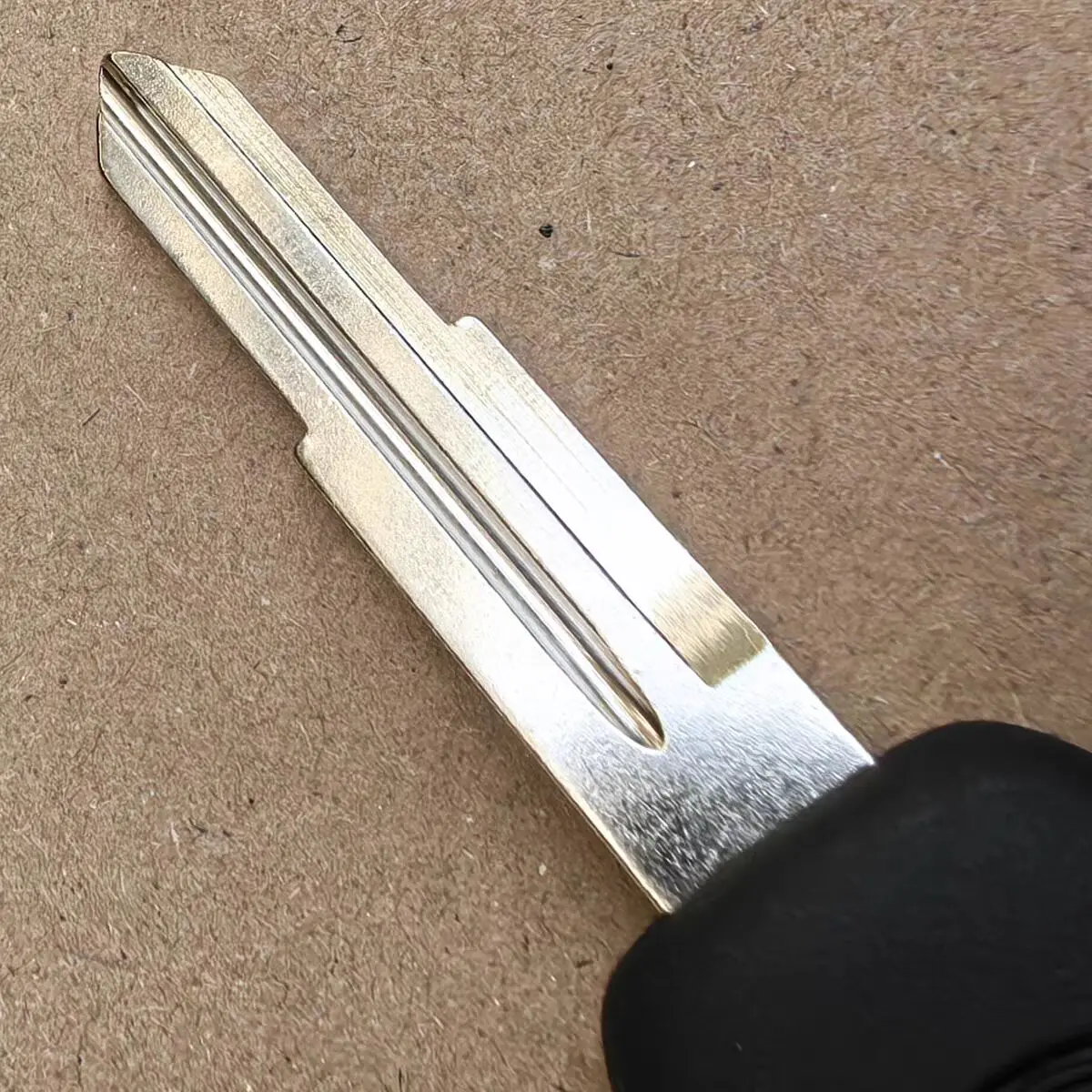 to  SAIC Maxus V80 car key (key blank, ignition key, start key, original factory spare key)