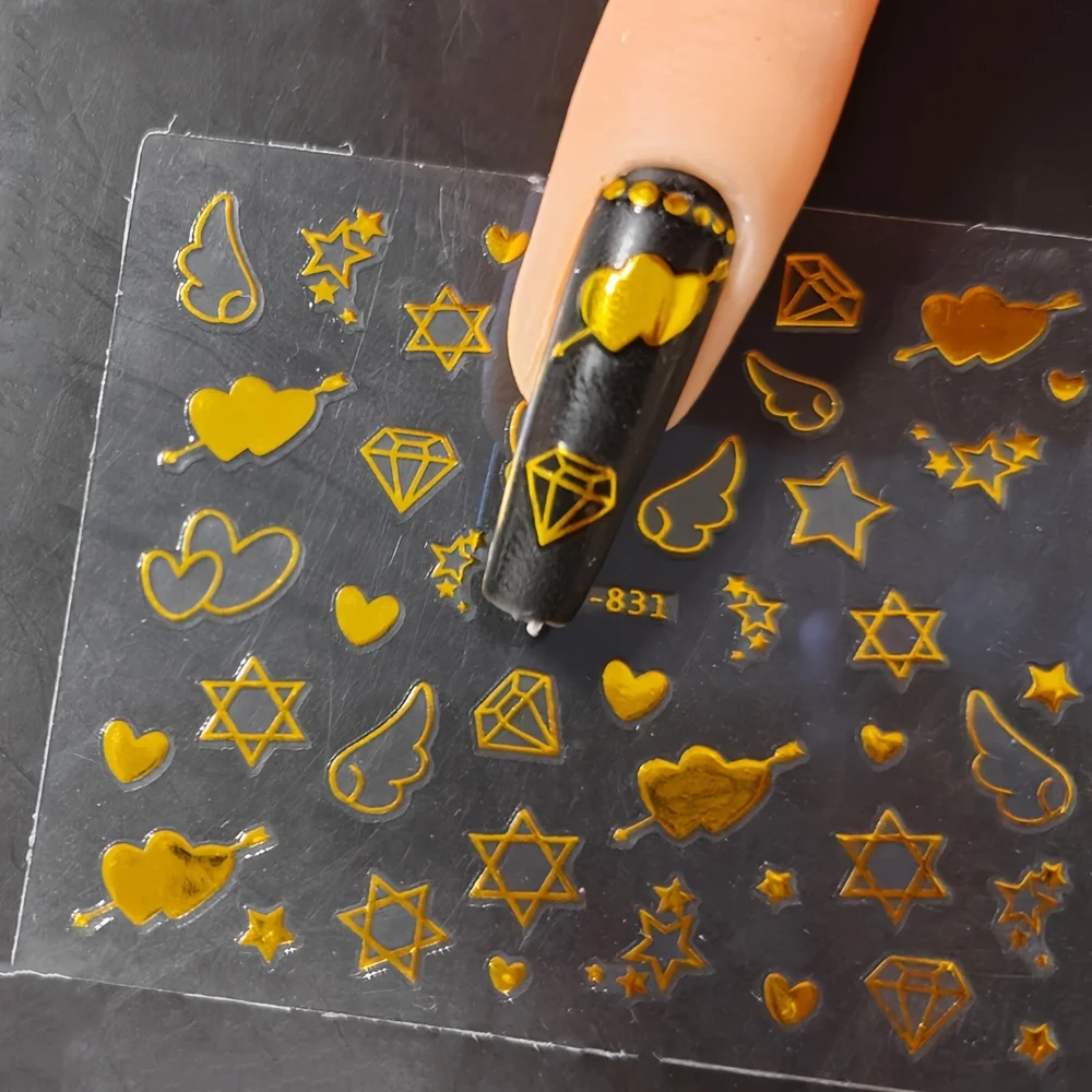 30枚入りゴールデンネイルステッカーセット、星、月、ハート、雪の結晶、ドット、ダイヤモンド、幾何学模様のネイルアートデカールが含まれています。