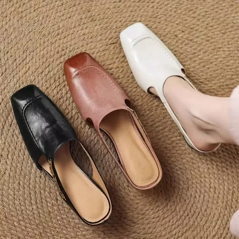 2025 Nuevas sandalias de mujer Baotou de estilo retro, medias zapatillas, punta cuadrada, aumento interior