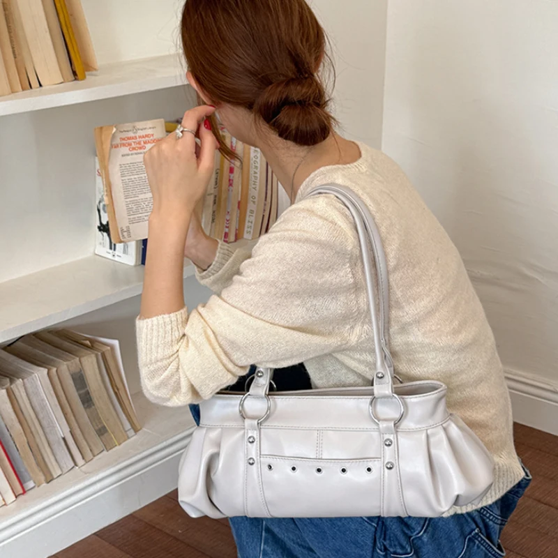 Metallnietenverzierte Unterarm-Schultertasche, Damen Einfarbige Preppy Pendler-Handtasche mit Nieten-Dekor, Koreanische Y2k Mädchen Weiche Casual Tragetasche – Detail 3