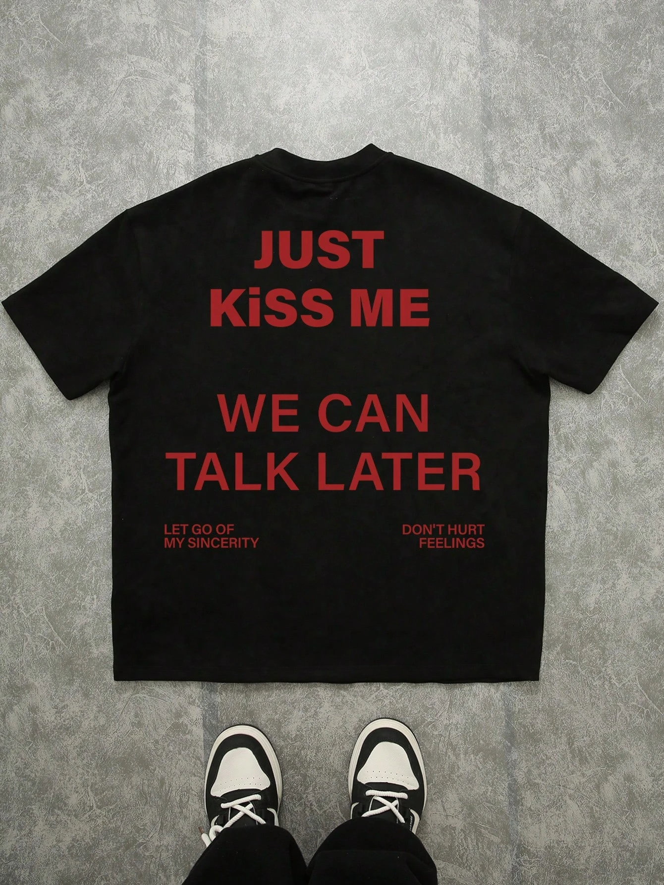 Camiseta de malha de algodão preta com estampa de slogan vermelho, estilo casual de rua, com arte textual divertida, adequada para homens e mulheres, 