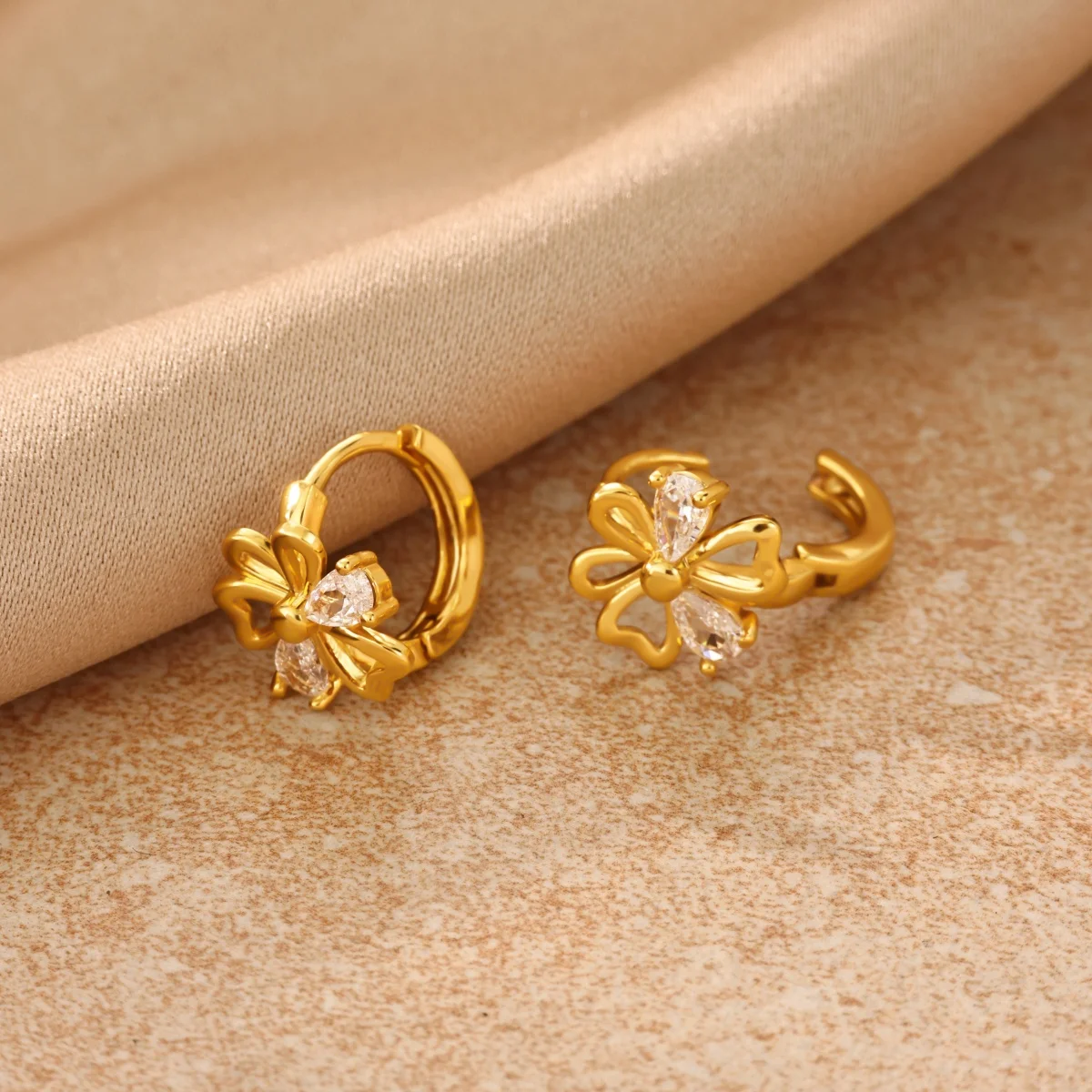 Goldfarbene Kupfer-Blumen-Huggie-Creolen für Damen, mit klaren Zirkonia-Steinen, hohlen Blütenblättern, zarter Blumen-Ohrringe, Hochzeitsschmuck, Geschenk – Detail 6