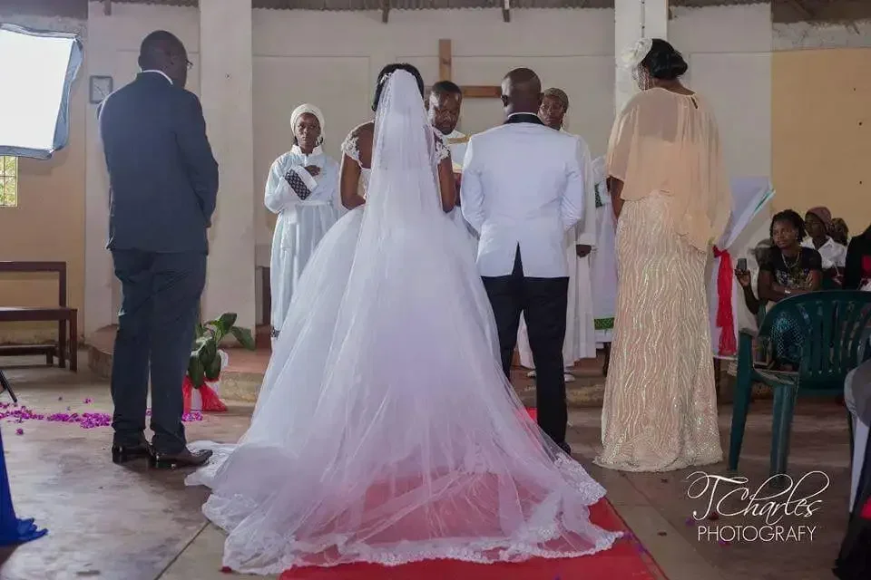 Maßgeschneiderte Garten-Spitzenapplikationen Brautkleider Sweep Zug mit Flügelärmeln Ballkleid Afrikanische Frauen Maßgeschneiderte Brautkleider