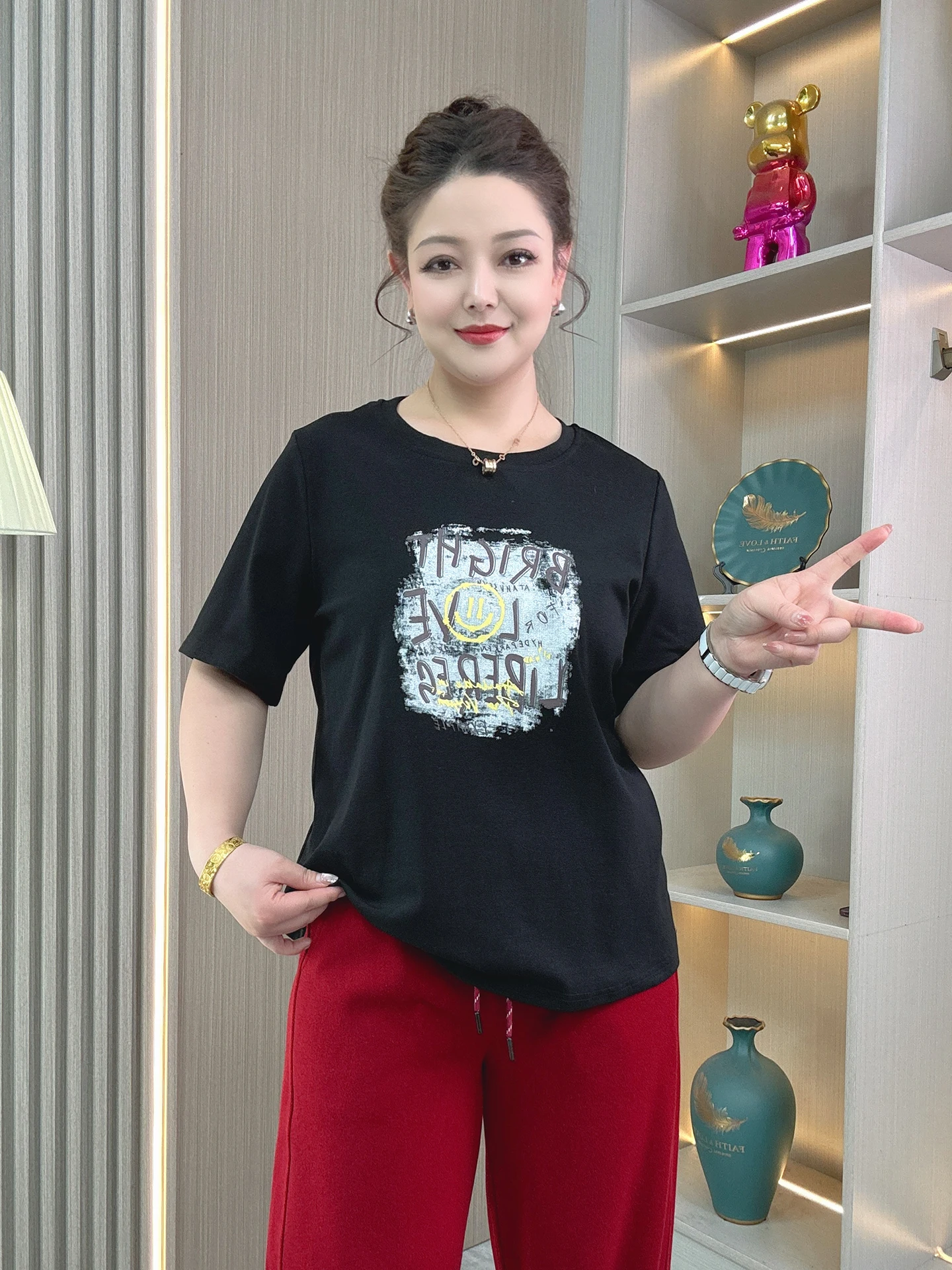 

Летняя женская футболка больших размеров 2026 с буквенным принтом, коротким рукавом, свободного кроя, стройнящая, универсальная, повседневная, с эффектом уменьшения объема плеч