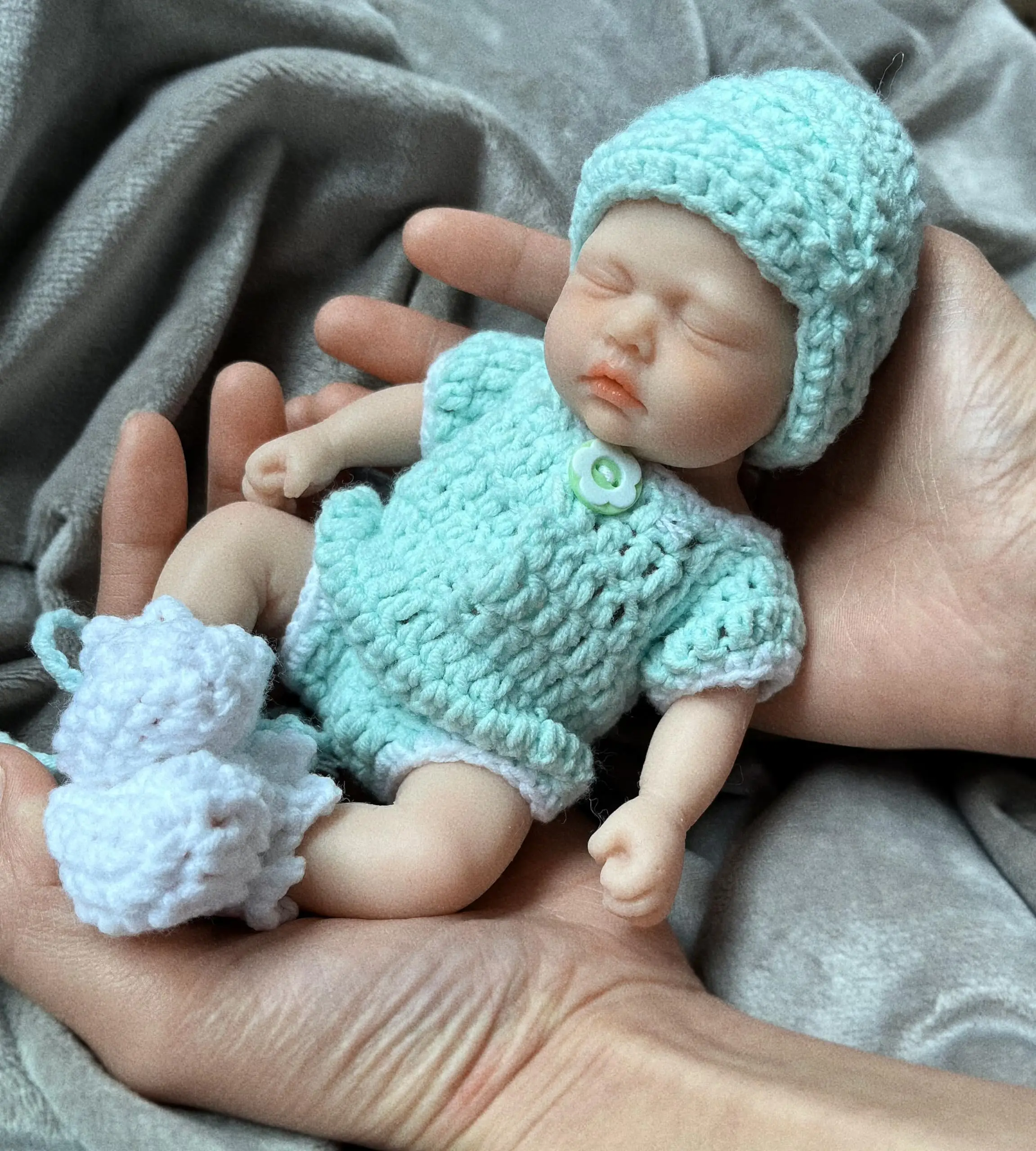 7 Zoll Miniatur-Silikon-Schlafpuppe mit Fütterungszubehör Lebensechte Weiche Realistische Mini-Puppe für Sammler – Detail 3