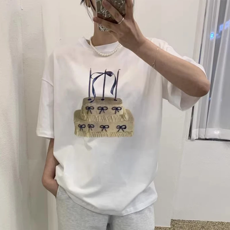 시크한 봄 여성 캐주얼 루즈 반소매 티셔츠 리본 프린트 디자인 다용도 편안한 출퇴근 스타일 한국 패션