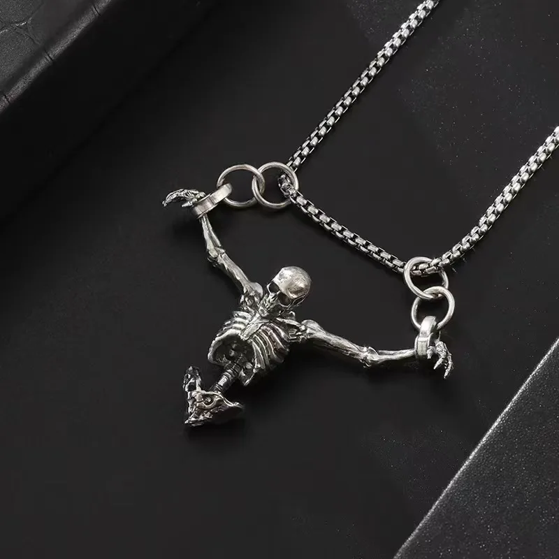 Colgante de calavera de crucifixión creativa para hombre, collar Punk HipHop de Color plateado, esqueleto de medio cuerpo, joyería colgante para fiesta, regalo al por mayor