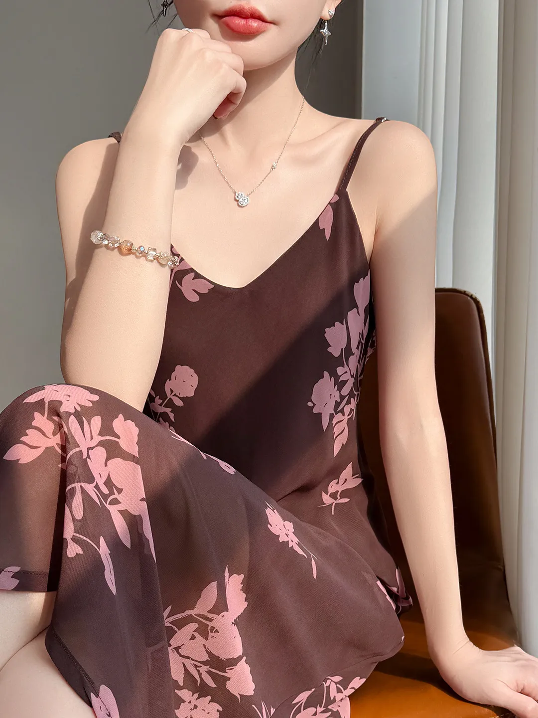 

Женское летнее шифоновое платье миди с V-образным вырезом и принтом, без бретелек, свободного кроя, А-силуэт, из жоржета, повседневное, для стройности, как накидка